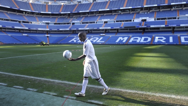 New Real Madrid French midfielder Lassana Diarra plays with the ball during his presentation at the Santiago Bernabeu Stadium, on December 22, 2008 in Madrid. Diarra joined Chelsea in 2005 from then-Ligue 2 club Le Havre, and has since won the FA Cup twice, first with the west London club in 2007 and then with Portsmouth in May.           AFP PHOTO/Pedro ARMESTRE.