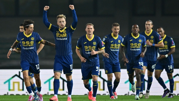 VERONA, ITALY - OCTOBER 04: Casper Tengstedt of Hellas Verona celebrates after scoring the 1-1 goal during the Serie A match between Verona and Venezia at Stadio Marcantonio Bentegodi on October 04, 2024 in Verona, Italy. (Photo by Alessandro Sabattini/Getty Images)