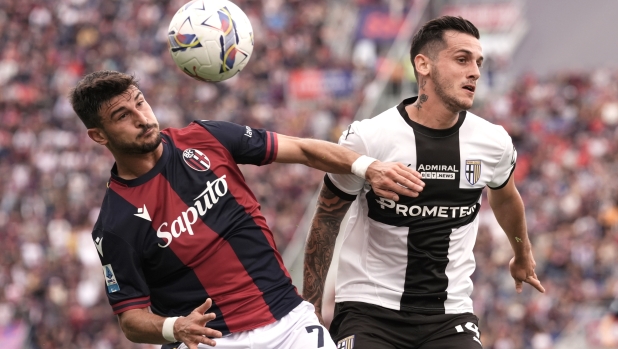 Bologna's Riccardo Orsolini fights for the ball with Parma?s Emanuele Valeri during the Serie A Enilive 2024/2025 match between Bologna and Parma - Serie A Enilive at Renato Dall?Ara Stadium - Sport, Soccer - Bologna, Italy - Sunday October 6, 2024 (Photo by Massimo Paolone/LaPresse)