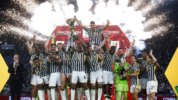 JuventusÕ players celebrate with the trophy during the winning ceremony after Coppa Italia final the Italian Cup (Coppa Italia) final soccer match between Atalanta BC and Juventus FC at the Olimpico stadium in Rome, Italy, 15 May 2024. ANSA/ANGELO CARCONI