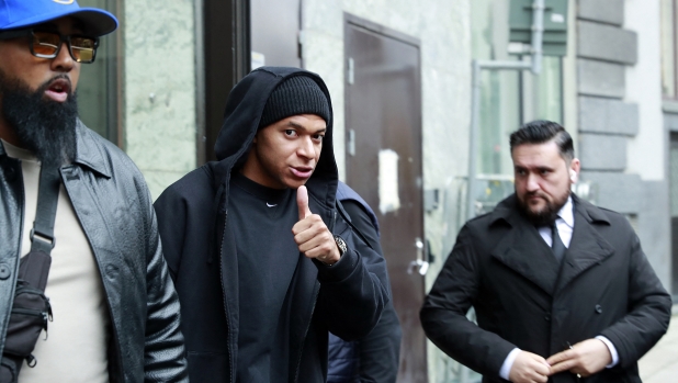 Injured French soccer player Kylian Mbappé leaves the Bank hotel where he has stayed during his visit to Stockholm.
Photo: Lars Höglund / TT / code 2884
***OUT AFTONBLADET*** (Photo by TT NEWS AGENCY / TT News Agency via AFP)