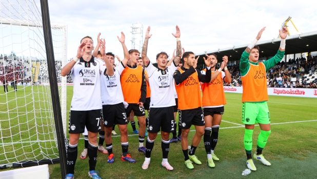 Spezia?s players celebrating at the end of the match during the Serie B soccer match between Spezia and Reggiana at the Alberto Picco Stadium in La Spezia, Italy - Sunday, October 05, 2024. Sport - Soccer . (Photo by Tano Pecoraro/Lapresse)