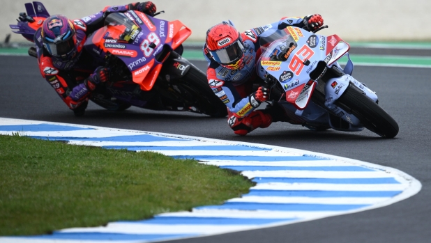 epa11667898 Jorge Martin (L) of Spain for Prima Pramac Racing and Marc Marquez (R) of Spain for Gresini Racing in action during MotoGP Free Practice Three as part of the Australian Motorcycle Grand Prix at the Phillip Island Grand Prix Circuit in Phillip Island, Australia, 19 October 2024.  EPA/JOEL CARRETT  AUSTRALIA AND NEW ZEALAND OUT