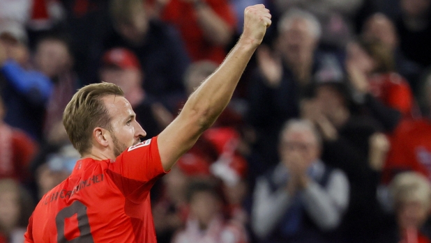 epa11669306 Harry Kane of Munich celebrates after scoring the 2-0 lead during the German Bundesliga soccer match between FC Bayern Munich and VfB Stuttgart in Munich, Germany, 19 October 2024.  EPA/RONALD WITTEK CONDITIONS - ATTENTION: The DFL regulations prohibit any use of photographs as image sequences and/or quasi-video.