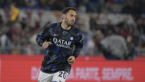 Inter Milan's Hakan Calhanoglu during the Serie A Enilive soccer match between AS Roma and Inter at the Rome's Olympic stadium, Italy - Sunday, October 20, 2024. Sport - Soccer. (Photo by Fabrizio Corradetti / LaPresse)