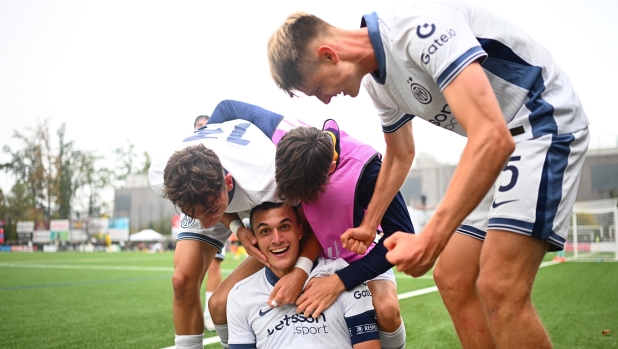 BERN, SWITZERLAND - OCTOBER 23: Christos Alexiou of FC Internazionale U20 celebrates with teammates after scoring his team's third goal during the UEFA Youth League 2024/25 match between BSC Young Boys and FC Internazionale Milano at Sportpark Wyler on October 23, 2024 in Bern, Switzerland. (Photo by Mattia Ozbot - Inter/Inter via Getty Images)