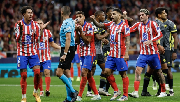 Atletico players protest to Italian referee Marco Guida during the UEFA Champions League, league phase day 3 football match between Club Atletico de Madrid and Lille LOSC at the Metropolitano stadium in Madrid on October 23, 2024. (Photo by OSCAR DEL POZO / AFP)