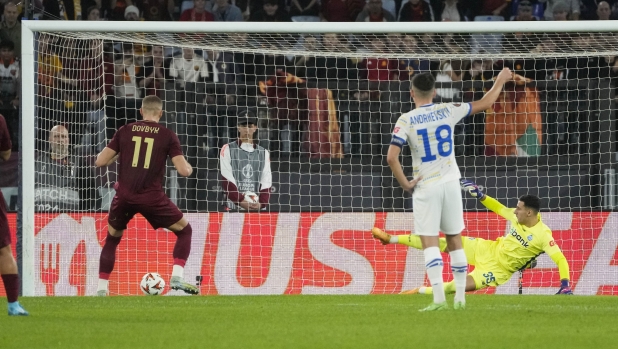 Roma's Artem Dovbyk scores a penalty his side's first goal during the Europa League opening phase soccer match between Roma and Dinamo Kyiv at the Olympic Stadium, in Rome, Thursday, Oct. 24, 2024. (AP Photo/Gregorio Borgia)