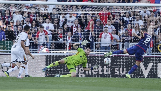 Lecce's goalkeeper Wladimiro Falcone in action against Bologna's Remo Freuler  during the Italian Serie A soccer match Bologna FC vs US Lecce at Renato Dall'Ara stadium in Bologna, Italy, 2 November 2024. ANSA /SERENA CAMPANINI