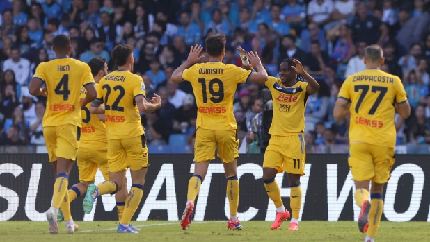 NAPLES, ITALY - NOVEMBER 03: Ademola Lookman of Atalanta celebrates after scoring his side second goal during the Serie A match between Napoli and Atalanta at Stadio Diego Armando Maradona on November 03, 2024 in Naples, Italy. (Photo by Francesco Pecoraro/Getty Images)