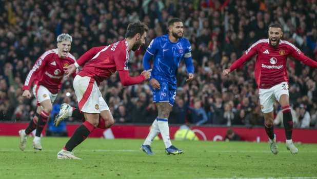 Manchester United's Bruno Fernandes, centre left, celebrates after scoring his side's opening goal during the Premier League soccer match between Manchester United and Chelsea at Old Trafford stadium in Manchester, England, Sunday, Nov. 3, 2024. (AP Photo/Ian Hodgson)