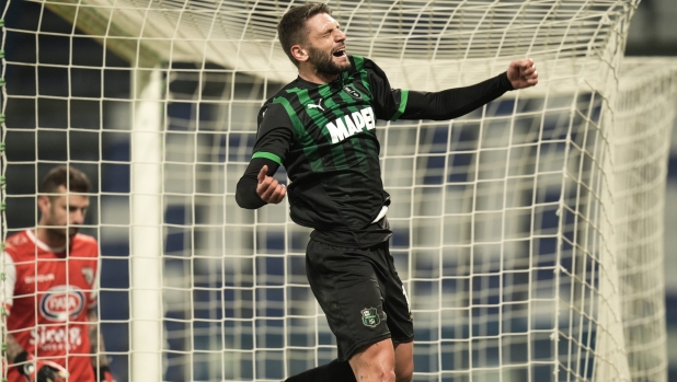 Sassuolo?s Domenico Berardi celebrates after scoring the 1-0 goal for his team during the Serie BKT 2024/2025 match between Sassuolo and Mantova at Mapei Stadium Città del Tricolore - Sport, Soccer - Reggio Emilia, Italy - Sunday November 3, 2024 (Photo by Massimo Paolone/LaPresse)