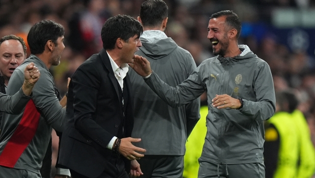 MADRID, SPAIN - NOVEMBER 05: Paulo Fonseca, Head Coach of AC Milan, celebrates with coaching staff at full-time following the team's victory in the UEFA Champions League 2024/25 League Phase MD4 match between Real Madrid C.F. and AC Milan at Estadio Santiago Bernabeu on November 05, 2024 in Madrid, Spain. (Photo by Angel Martinez/Getty Images)