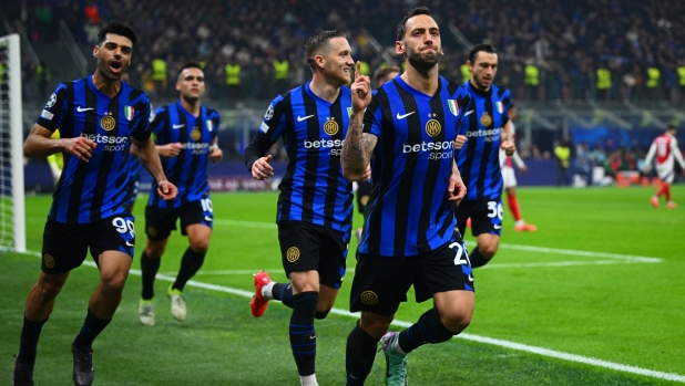 MILAN, ITALY - NOVEMBER 06:  Hakan Calhanoglu of FC Internazionale celebrates with team-mates after scoring a goal during the UEFA Champions League 2024/25 League Phase MD4 match between FC Internazionale Milano and Arsenal FC at Stadio San Siro on November 06, 2024 in Milan, Italy. (Photo by Mattia Pistoia - Inter/Inter via Getty Images)