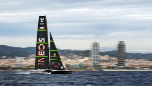 epa11666380 Challenger Team INEOS Britannia competes in Race 7 on the 5th day of the 37th America's Cup against defending champion Emirates Team New Zealand (unseen), in Barcelona, Spain, 18 October 2024.  EPA/Siu Wu