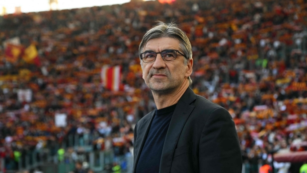 Roma's headcoach Ivan Juric looks on before the Italian Serie A football match between AS Roma and Bologna FC at the Olympic Stadium in Rome on November 10, 2024. (Photo by Andreas SOLARO / AFP)