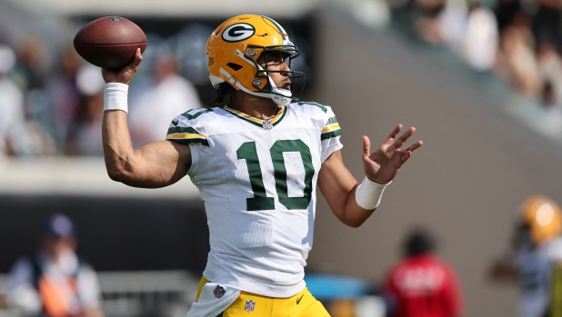 JACKSONVILLE, FLORIDA - OCTOBER 27: Jordan Love #10 of the Green Bay Packers looks to pass against the Jacksonville Jaguars during the third quarter at EverBank Stadium on October 27, 2024 in Jacksonville, Florida.   Mike Carlson/Getty Images/AFP (Photo by Mike Carlson / GETTY IMAGES NORTH AMERICA / Getty Images via AFP)