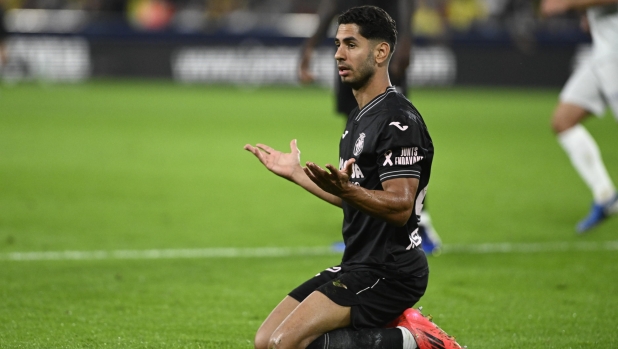 epa11711932 Villarreal's Ayoze Perez reacts during the Spanish LaLiga soccer match between Villarreal CF and Deportivo Alaves, in Villarreal, Spain, 09 November 2024.  EPA/ANDREU ESTEBAN