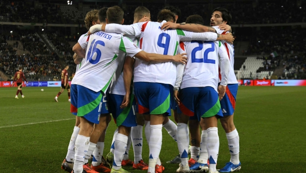 Italy's midfielder #08 Sandro Tonali (R) celebrates with teammates after scoring his team's first goal during the UEFA Nations League Group A2 football match between Belgium and Italy at the King Baudouin Stadium in Brussels on November 14, 2024. (Photo by NICOLAS TUCAT / AFP)