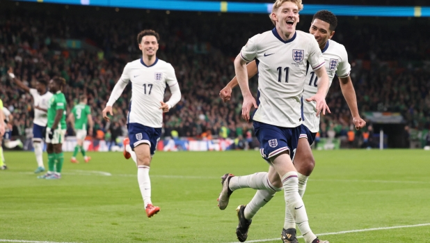 epa11726277 England's Anthony Gordon (C) celebrates after he scores the 2-0 goal  during the UEFA Nations League match between England and the Republic of Ireland in London, Great Britain, 17 November 2024.  EPA/NEIL HALL