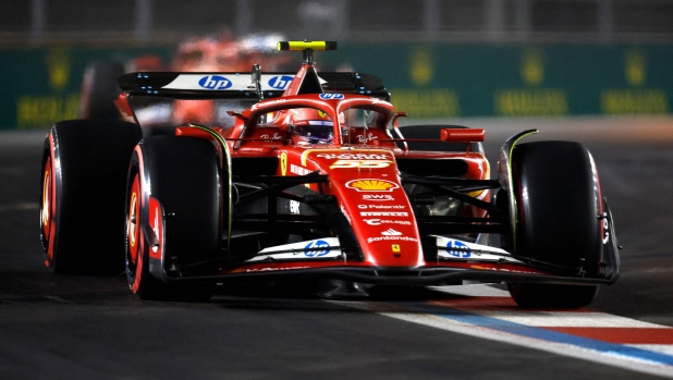 LAS VEGAS, NEVADA - NOVEMBER 22: Carlos Sainz of Spain driving (55) the Ferrari SF-24 on track during qualifying ahead of the F1 Grand Prix of Las Vegas at Las Vegas Strip Circuit on November 22, 2024 in Las Vegas, Nevada.   Chris Graythen/Getty Images/AFP (Photo by Chris Graythen / GETTY IMAGES NORTH AMERICA / Getty Images via AFP)