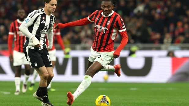 MILAN, ITALY - NOVEMBER 23: Rafael Leao of AC Milan and Kenan Y?ld?z of Juventus compete for the ball during the Serie match between Milan and Juventus at Stadio Giuseppe Meazza on November 23, 2024 in Milan, Italy. (Photo by Claudio Villa/AC Milan via Getty Images)