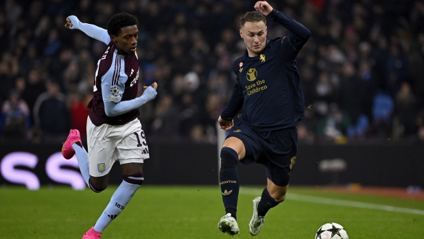 BIRMINGHAM, ENGLAND - NOVEMBER 27: Teun Koopmeiners (R) of Juventus kicks the ball during the UEFA Champions League 2024/25 League Phase MD5 match between Aston Villa FC and Juventus at Villa Park on November 27, 2024 in Birmingham, England. (Photo by Filippo Alfero - Juventus FC/Juventus FC via Getty Images)