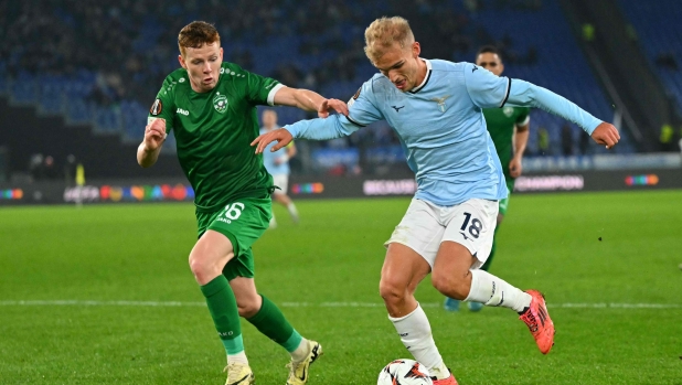 Lazio's Danish forward #18 Gustav Isaksen (R) fights for the ball with Ludogorets Razgrad's Norwegian defender #16 Aslak Fonn Witry during the UEFA Europa League football match between Lazio and Ludogorets at the Olympic stadium in Rome, on November 28, 2024. (Photo by Andreas SOLARO / AFP)