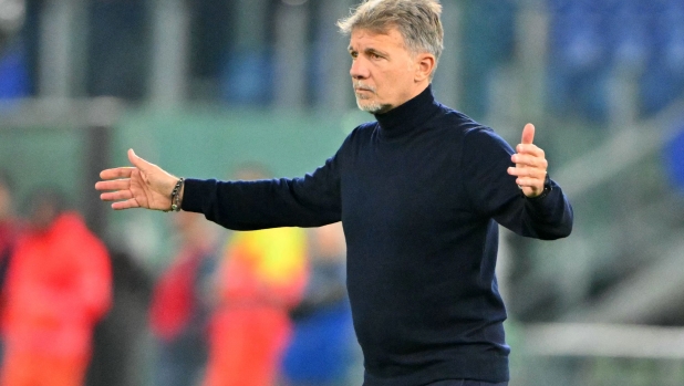 Lazio's Italian head coach Marco Baroni  gestures during the UEFA Europa League football match between Lazio and Ludogorets at the Olympic stadium in Rome, on November 28, 2024. (Photo by Andreas SOLARO / AFP)