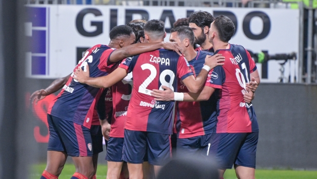 Cagliari's striker Roberto Piccoli celebrates after scoring the goal during the Serie A soccer match between Cagliari Calcio and Hellas Verona at the Unipol Domus in Cagliari, Sardinia -  Friday, 29 November 2024. Sport - Soccer (Photo by Gianluca Zuddas/Lapresse)