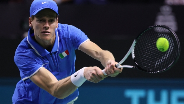 TOPSHOT - Italy's Jannik Sinner returns a shot to Netherlands' Tallon Griekspoor during their final singles match between Italy and Netherlands at the Davis Cup Finals at the Palacio de Deportes Jose Maria Martin Carpena arena in Malaga, southern Spain, on November 24, 2024. (Photo by Thomas COEX / AFP)