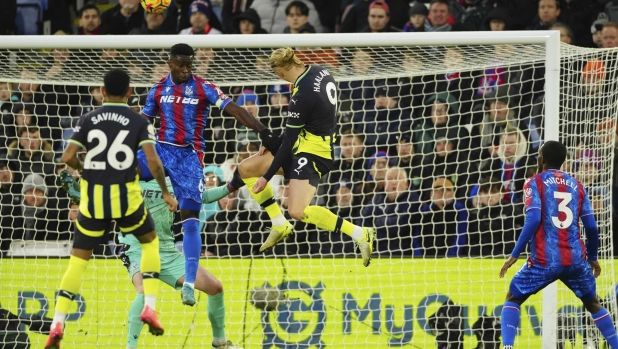 Manchester City's Erling Haaland, second right, scores during the English Premier League soccer match between Crystal Palace and Manchester City at Selhurst Park in London, Saturday Dec. 7, 2024. (AP Photo/Dave Shopland)