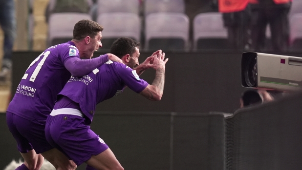 Fiorentina's Danilo Cataldi celebrates after scoring the 1-0 goal for his team during the Serie A Enilive 2024/2025 match between Fiorentina and Cagliari - Serie A Enilive at Artemio Franchi Stadium - Sport, Soccer - Florence, Italy - Sunday December 8, 2024 (Photo by Massimo Paolone/LaPresse)