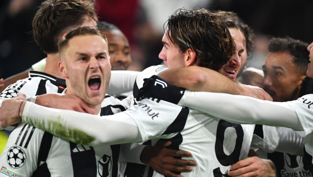 TURIN, ITALY - DECEMBER 11: Dusan Vlahovic of Juventus celebrates with his teammates after scoring his team's first goal during the UEFA Champions League 2024/25 League Phase MD6 match between Juventus and Manchester City at Juventus Stadium on December 11, 2024 in Turin, Italy. (Photo by Valerio Pennicino/Getty Images)