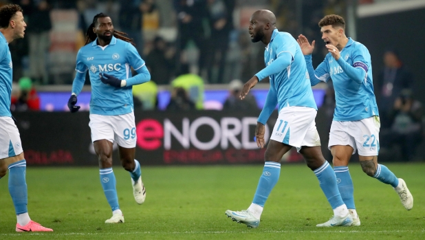 Napolis Romelu Lukaku (R) jubilates with his teammates after scoring the goal during the Italian Serie A soccer match Udinese Calcio vs SSC Napoli at the Friuli - Bluenergy Stadium in Udine, Italy, 14 December 2024. ANSA / GABRIELE MENIS