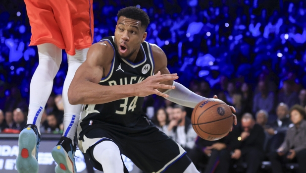 Milwaukee Bucks forward Giannis Antetokounmpo (34) drives against Oklahoma City Thunder center Isaiah Hartenstein (55) during the second half of the championship game in the NBA Cup basketball tournament Tuesday, Dec. 17, 2024, in Las Vegas. (AP Photo/Ian Maule)    associated Press / LaPresse Only italy and Spain