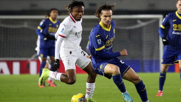 AC Milan's Samuel Chukwueze  , Verona’s Daniele Ghilardi In action  during the  Serie A enilive soccer match between Hellas Verona  and Milan at the Marcantonio Bentegodi Stadium, north Est Italy - Friday, December  20, 2024. Sport - Soccer (Photo by Paola Garbuio /Lapresse)