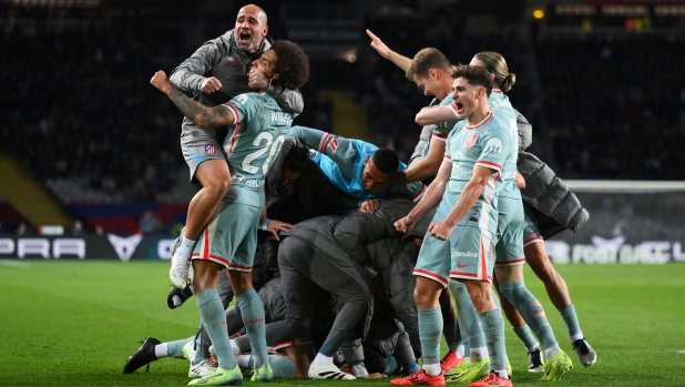 BARCELONA, SPAIN - DECEMBER 21: Alexander Sorloth of Atletico de Madrid celebrates scoring his team's second goal with teammates during the LaLiga match between FC Barcelona and Atletico de Madrid at Estadi Olimpic Lluis Companys on December 21, 2024 in Barcelona, Spain. (Photo by David Ramos/Getty Images)