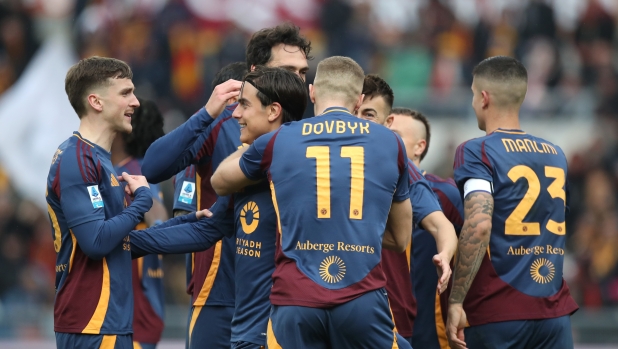 ROME, ITALY - DECEMBER 22: Paulo Dybala of AS Roma celebrates scoring his team's third goal with teammates during the Serie A match between AS Roma and Parma at Stadio Olimpico on December 22, 2024 in Rome, Italy. (Photo by Paolo Bruno/Getty Images)