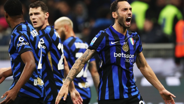 MILAN, ITALY - NOVEMBER 10: Hakan Calhanoglu of FC Internazionale celebrates scoring his team's first goal during the Serie A match between FC Internazionale and Napoli at Stadio Giuseppe Meazza on November 10, 2024 in Milan, Italy. (Photo by Marco Luzzani/Getty Images)