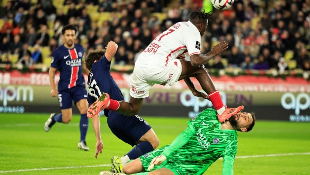 TOPSHOT - Paris Saint-Germain's Italian goalkeeper #01 Gianluigi Donnarumma sustains an injury by Monaco's Ivorian defender #17 Wilfried Singo (2nd-R) during the French L1 football match between AS Monaco and Paris Saint-Germain at the Louis II Stadium (Stade Louis II) in the Principality of Monaco on December 18, 2024. (Photo by Valery HACHE / AFP)