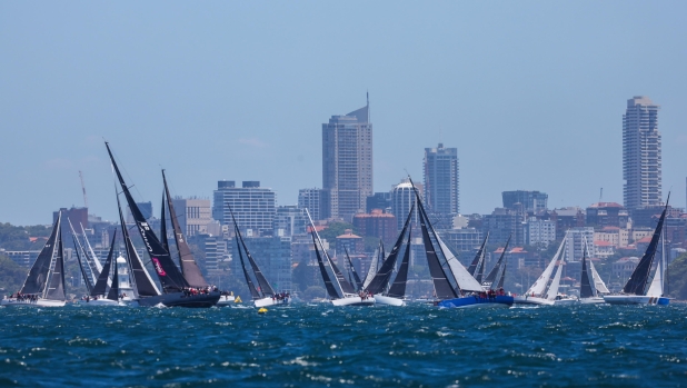 epaselect epa11793427 Yachts compete at the start of the 2024 Sydney Hobart Yacht Race in Sydney, Australia, 26 December 2024.  EPA/MARK EVANS AUSTRALIA AND NEW ZEALAND OUT