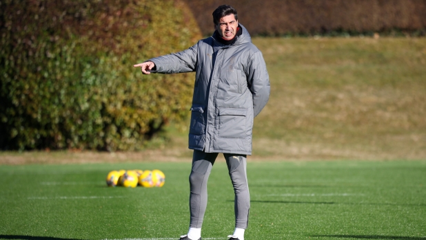 CAIRATE, ITALY - DECEMBER 26: Head Coach of AC Milan Paulo Fonseca looks on during a training session at Milanello on December 26, 2024 in Cairate, Italy. (Photo by Sara Cavallini/AC Milan via Getty Images)