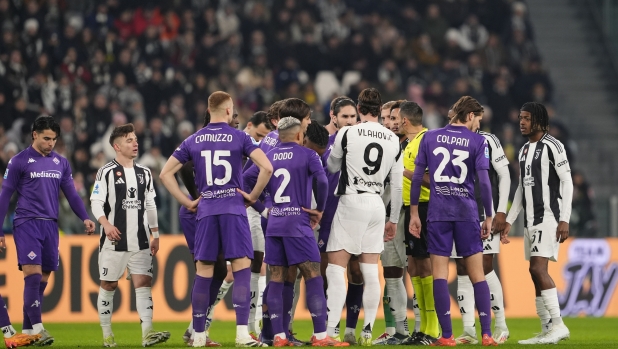 referee Mariani talks to the players of the teams during the Serie A soccer match between Juventus and Fiorentina at the Juventus Stadium in Turin, north west Italy - December 29, 2024. Sport - Soccer FC (Photo by Fabio Ferrari/LaPresse)