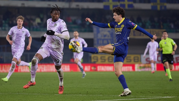 VERONA, ITALY - JANUARY 04: Domagoj Bradaric of Hellas Verona FC competes for the ball with Kingsley Ehizibue of Udinese Calcio during the Serie A match between Verona and Udinese at Stadio Marcantonio Bentegodi on January 04, 2025 in Verona, Italy. (Photo by Emmanuele Ciancaglini/Getty Images)