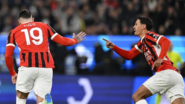 epa11810302 AC Milan's Theo Hernandez (L) celebrates with teammate Tijjani Reijnders (R) after scoring the 2-1 goal from the penalty spot during the Supercoppa Italiana final match between FC Inter and AC Milan, in Riyadh, Saudi Arabia, 06 January 2025.  EPA/STRINGER