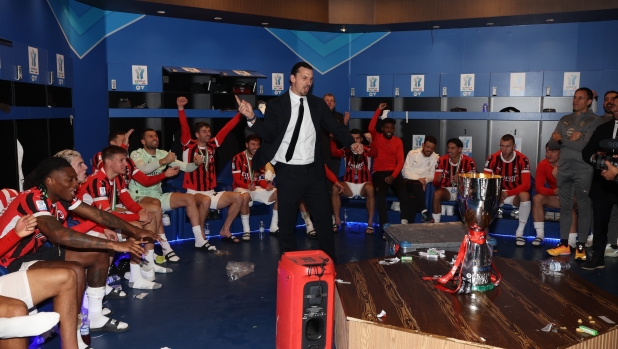 RIYADH, SAUDI ARABIA - JANUARY 06:  Zlatan Ibrahimovic of AC Milan celebrates with the trophy after winning the Italian Super Cup Final match between FC Internazionale and AC Milan at  Al- Awwal Park Stadium on January 06, 2025 in Riyadh, Saudi Arabia. (Photo by Claudio Villa/AC Milan via Getty Images)