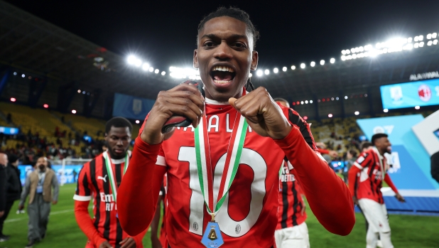 RIYADH, SAUDI ARABIA - JANUARY 06: Rafael Leao of AC Milan celebrates victory while wearing his winners medal following the Italian Super Cup Final between FC Internazionale and AC Milan at Kingdom Arena on January 06, 2025 in Riyadh, Saudi Arabia. (Photo by Yasser Bakhsh/Getty Images)