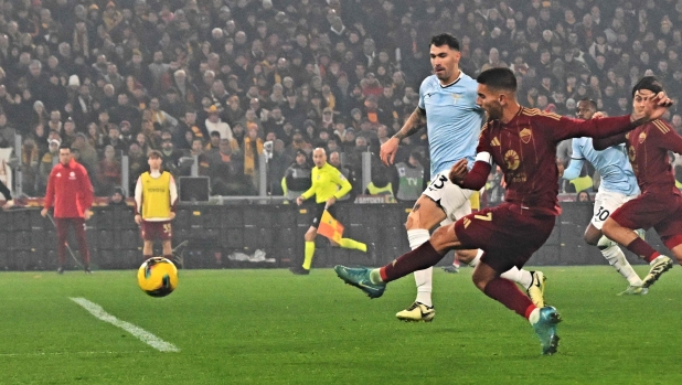 Roma's Italian midfielder #07 Lorenzo Pellegrini (R) shoots the ball during the Italian Serie A football match between Roma and Lazio, at the Olympic stadium in Rome on January 5, 2025. (Photo by Andreas SOLARO / AFP)