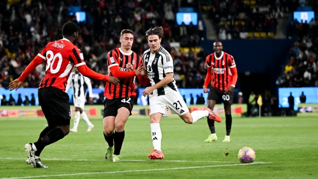 RIYADH, SAUDI ARABIA - JANUARY 03: Nicolo Fagioli of Juventus battles for the ball with Filippo Terraciano of AC Milan during the Italian Super Cup Semi-Final match between AC Milan and Juventus at Kingdom Arena on January 03, 2025 in Riyadh, Saudi Arabia. (Photo by Daniele Badolato - Juventus FC/Juventus FC via Getty Images)